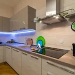 Elegant Flat At Municipio By Napoliapartments * Neapel